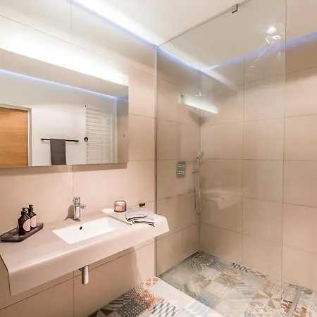 Luxurious By The Marina * Vratislav