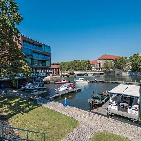 Luxurious By The Marina