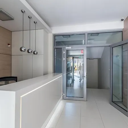 Luxurious By The Marina Apartmán *